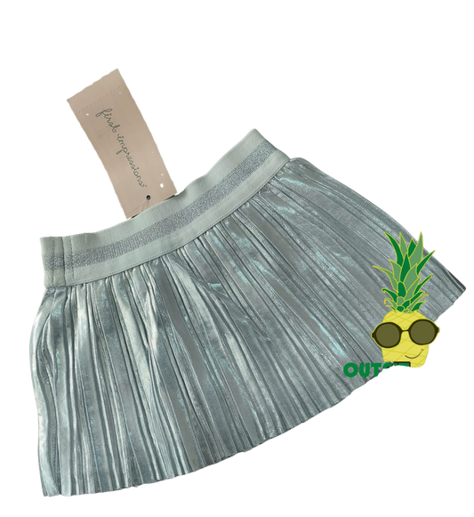 First Impressions – Faldita plisada metálica – NIÑA (0–3 meses)